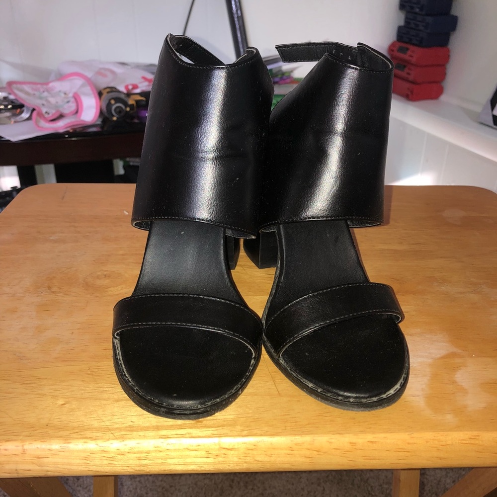 Black strap sandals with heel